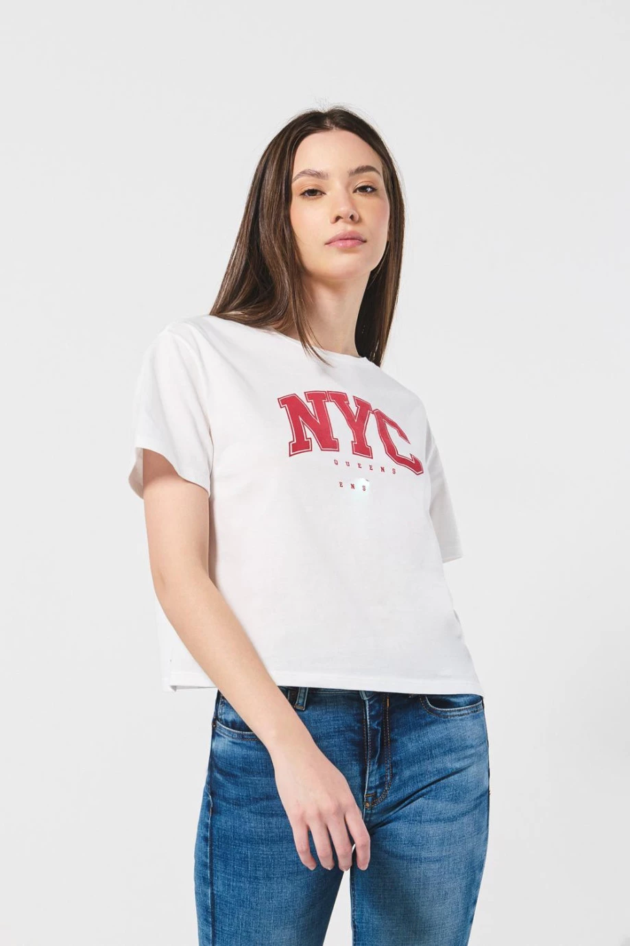 Camiseta crop top crema con texto college de NYC