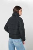 Chaqueta cuello alto negra acolchada con cremallera