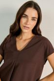 Blusa unicolor con prense, hombro rodado y escote en V