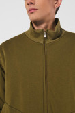 Chaqueta liviana verde oscura con cuello alto en rib