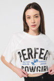 Camiseta oversize crop top crema con estampado vaquero