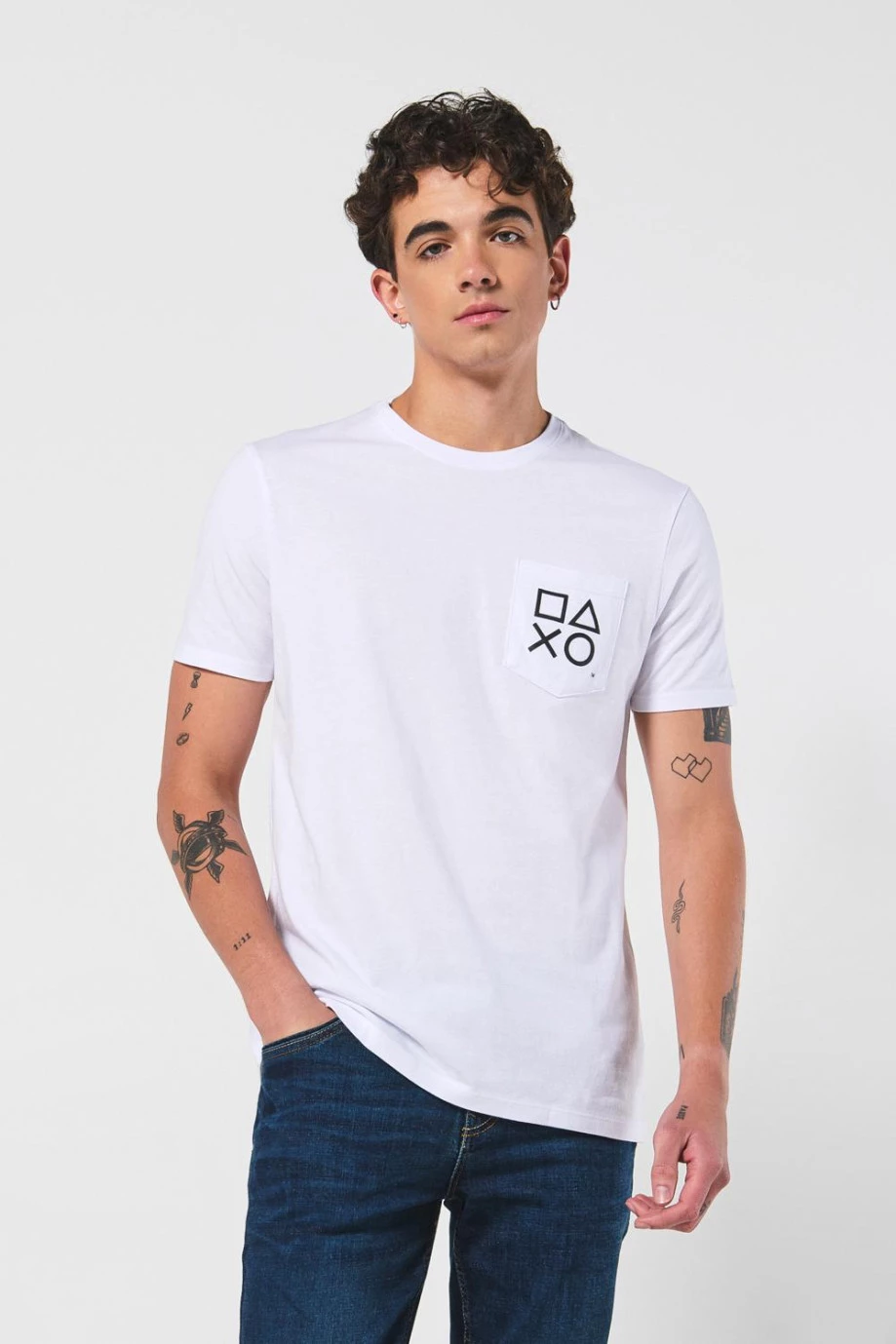 Camiseta blanca de PlayStation con bolsillo y manga corta