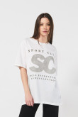 Camiseta oversize crema con texto college y manga corta