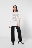 Camiseta oversize crema con texto college y manga corta