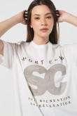 Camiseta oversize crema con texto college y manga corta