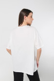 Camiseta oversize crema con texto college y manga corta