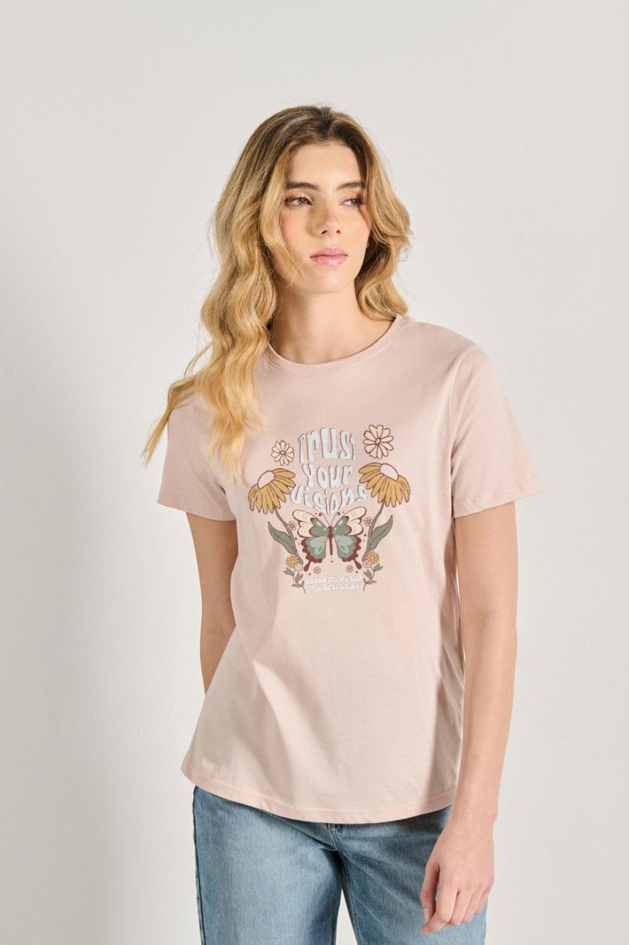 Camiseta manga corta con estampado esotérico de mariposas y flores