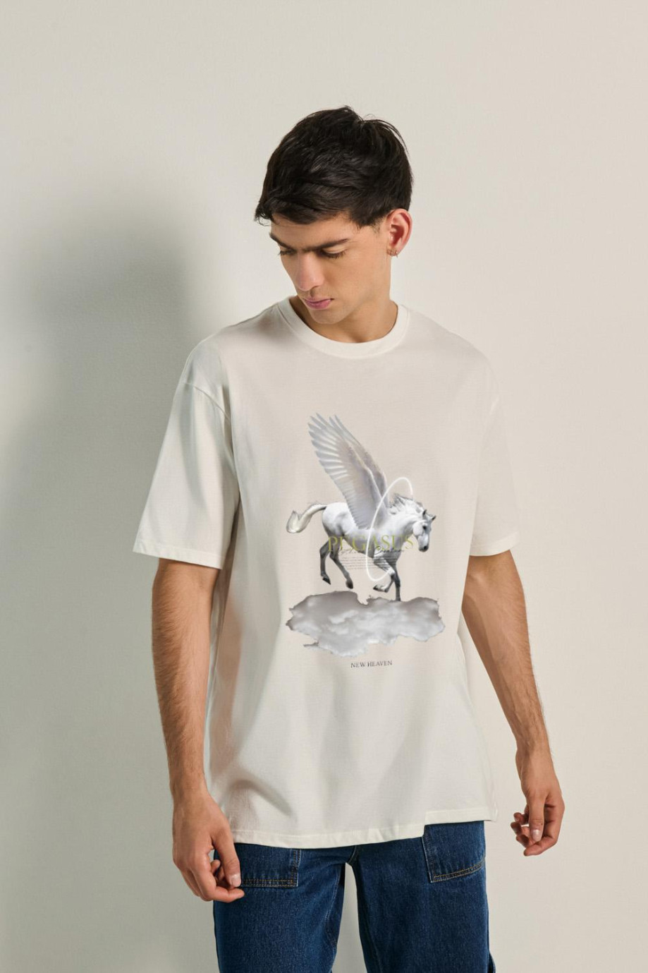 Camiseta unicolor oversize manga corta con diseño artístico