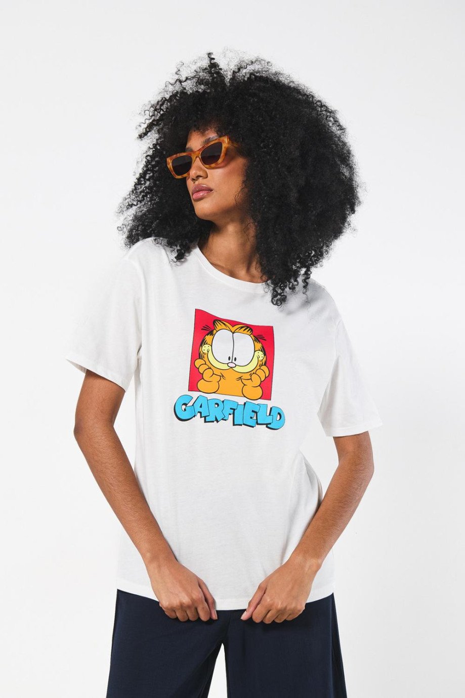 Camiseta unicolor para mujer manga corta estampada en frente de Garfield.