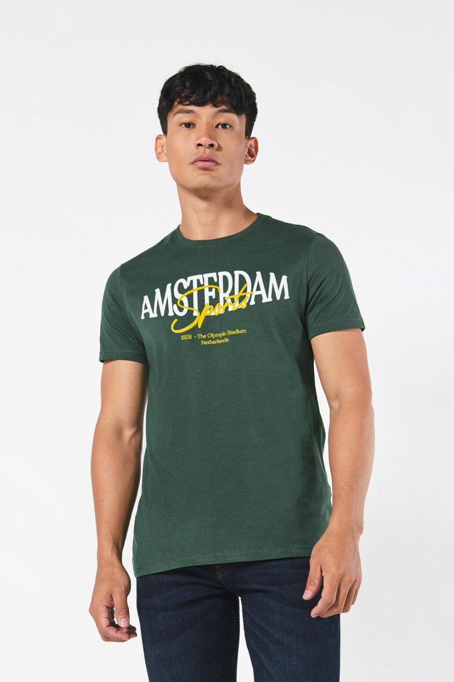 Camiseta verde oscura con texto college y manga corta