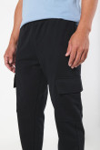 Pantalón jogger unicolor masculino tipo cargo fit slim bolsillos en costados,