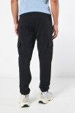 Pantalón jogger unicolor masculino tipo cargo fit slim bolsillos en costados,