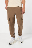 Pantalón jogger unicolor masculino tipo cargo fit slim bolsillos en costados,