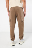 Pantalón jogger unicolor masculino tipo cargo fit slim bolsillos en costados,