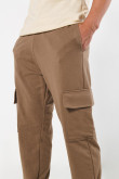 Pantalón jogger unicolor masculino tipo cargo fit slim bolsillos en costados,