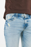 Jean azul skinny tiro bajo con rotos sutiles en frente