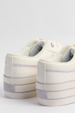 Tenis casuales blancos con suela alta y contrastes lilas