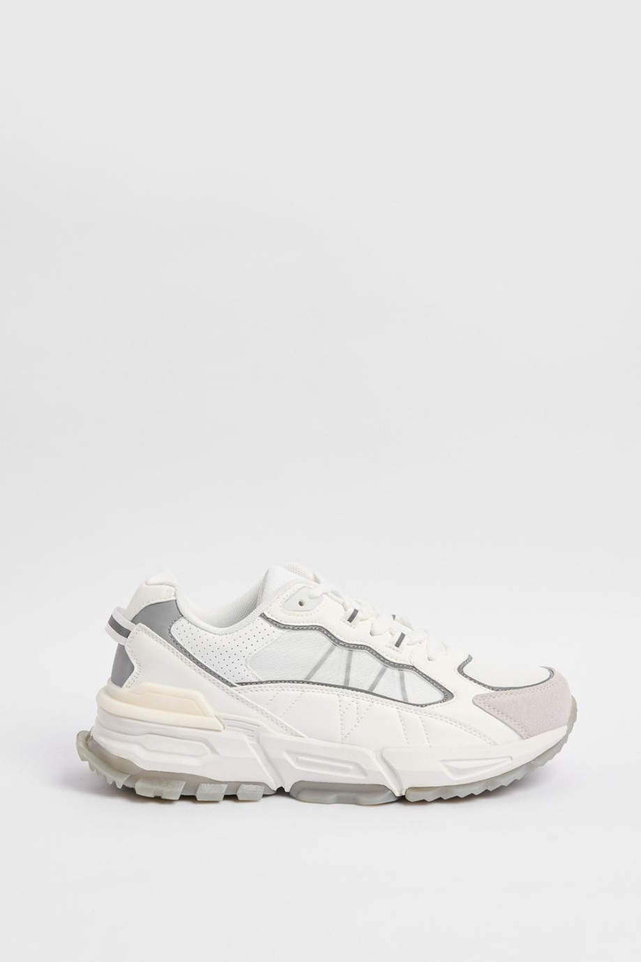 Tenis de plataforma blancos con texturas y contrastes