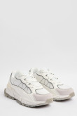 Tenis de plataforma blancos con texturas y contrastes