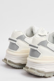 Tenis de plataforma blancos con texturas y contrastes