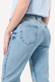 Jean mom súper tiro alto azul con desgastes y bota recta