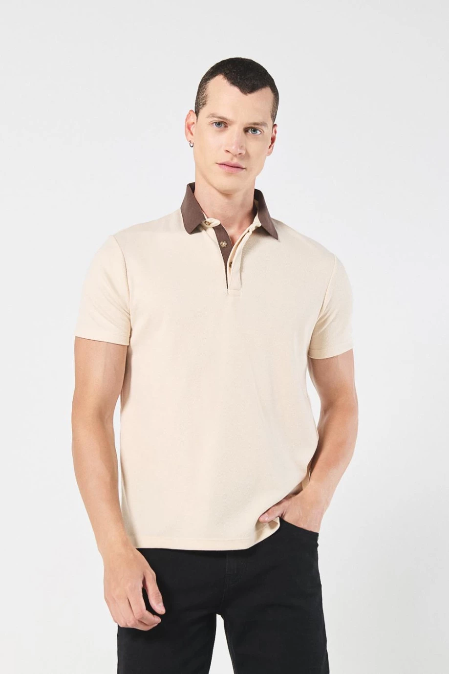 Camiseta unicolor polo con cuello y puños tejidos