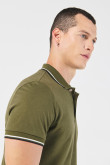 Camiseta unicolor polo con rayas en cuello y puños