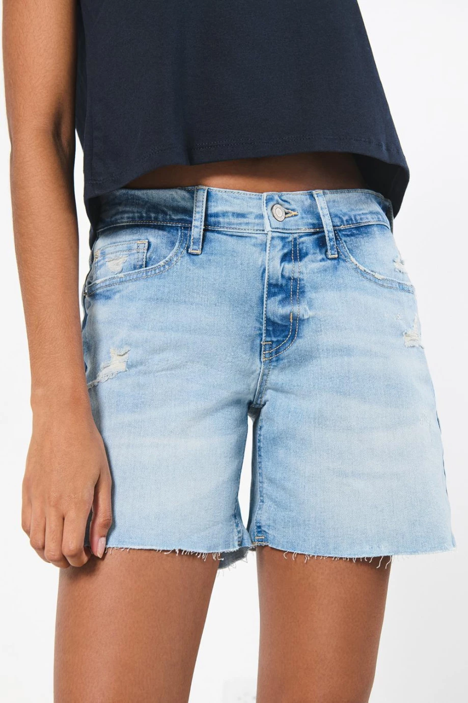 Short tiro medio en jean azul claro con rotos