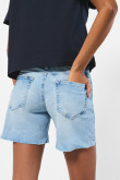 Short tiro medio en jean azul claro con rotos