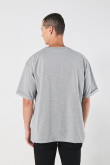 Camiseta gris oversize con manga corta y doblez en puños