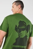 Camiseta manga corta verde con arte vaquero en espalda