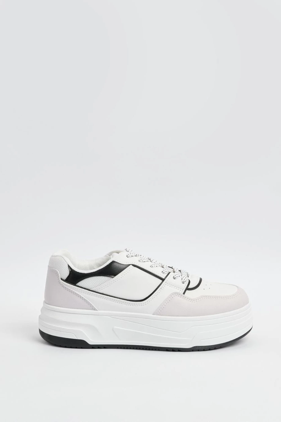 Tenis blancos casuales con contrastes y plataforma