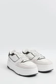 Tenis blancos casuales con contrastes y plataforma