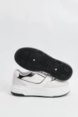 Tenis blancos casuales con contrastes y plataforma