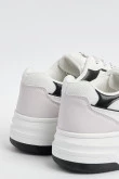 Tenis blancos casuales con contrastes y plataforma