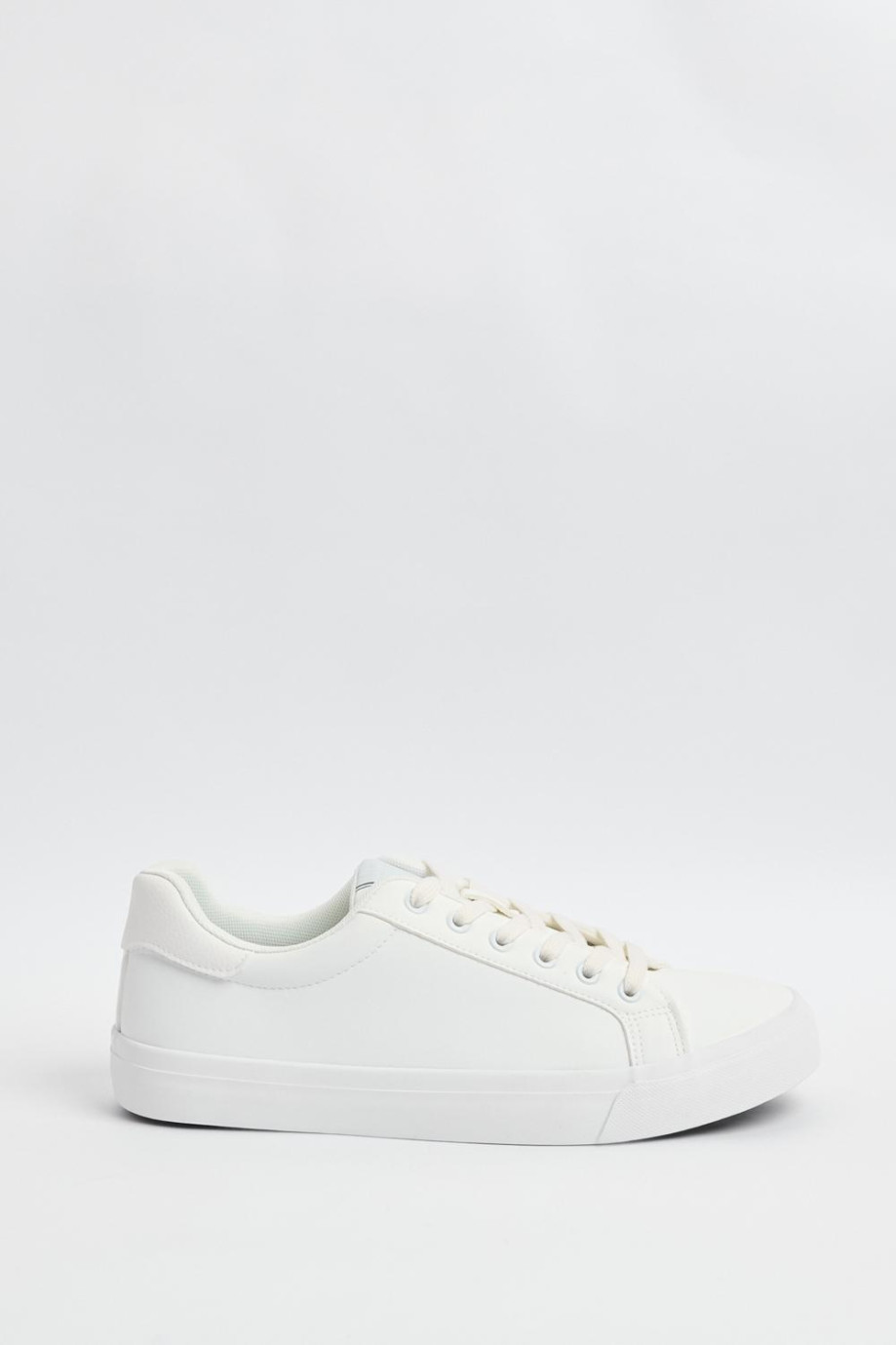 Tenis casuales blancos con cordones y suelas planas