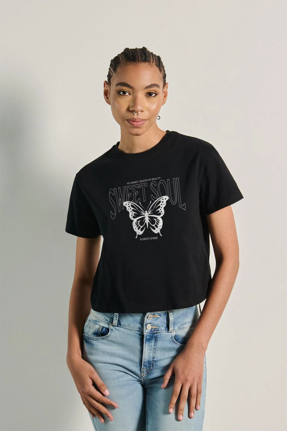 Camiseta unicolor crop top con diseño esotérico de mariposa