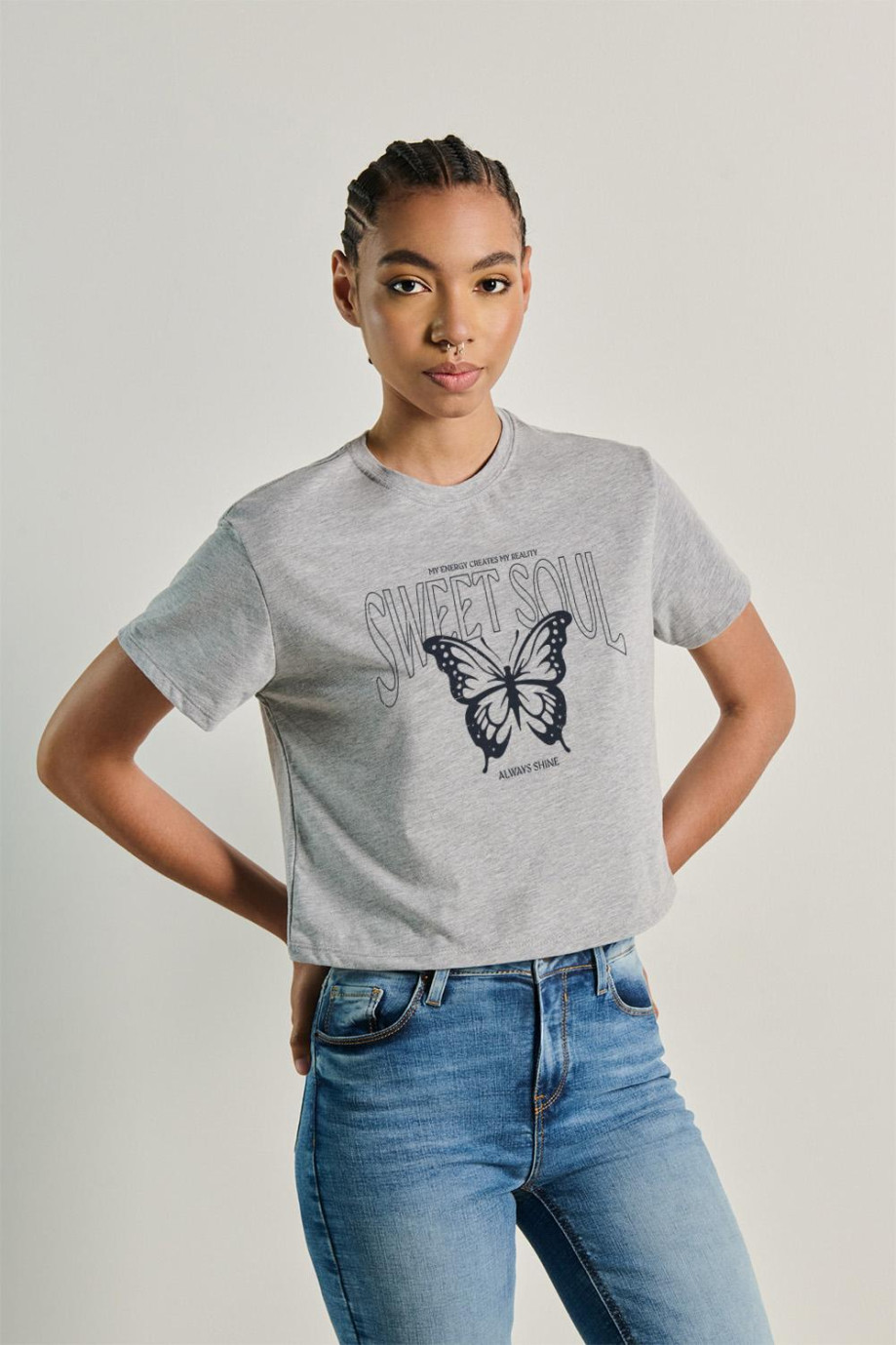 Camiseta unicolor crop top con diseño esotérico de mariposa