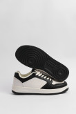 Tenis negros casuales con contrastes blancos y texturas