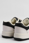 Tenis negros casuales con contrastes blancos y texturas