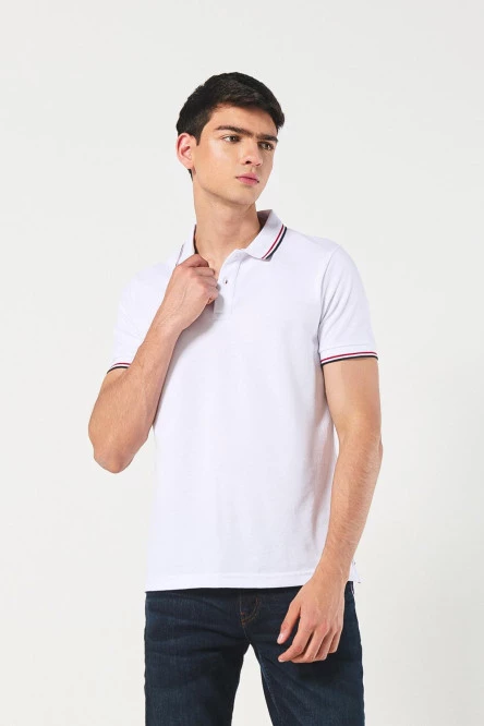 Camiseta unicolor polo con rayas en cuello y puños