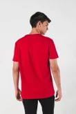 Camiseta roja con bolsillo, diseño college y manga corta