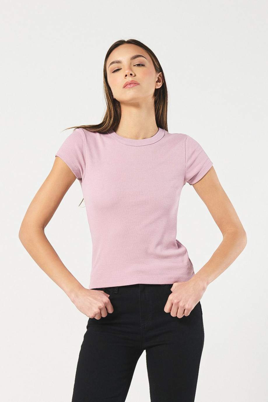 Camiseta para mujer unicolor manga corta cuello redondo, fit slim en tela acanalada