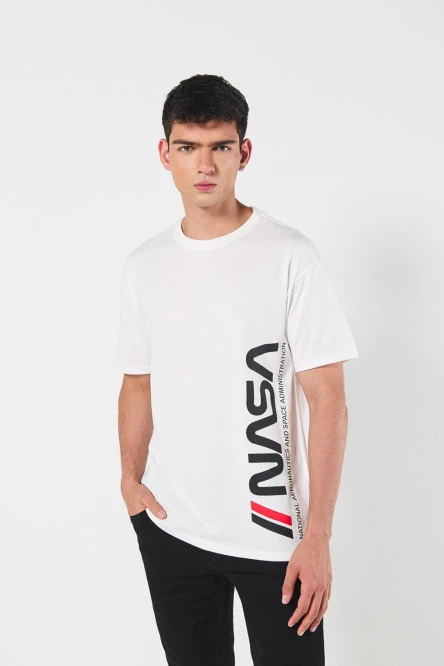 Camiseta crema con diseño de NASA y cuello redondo