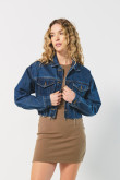 Chaqueta azul oscura de jean cropped con bolsillos