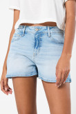 Short azul claro en jean tiro alto con desgastes y bolsillos