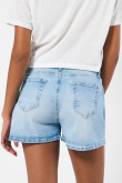 Short azul claro en jean tiro alto con desgastes y bolsillos