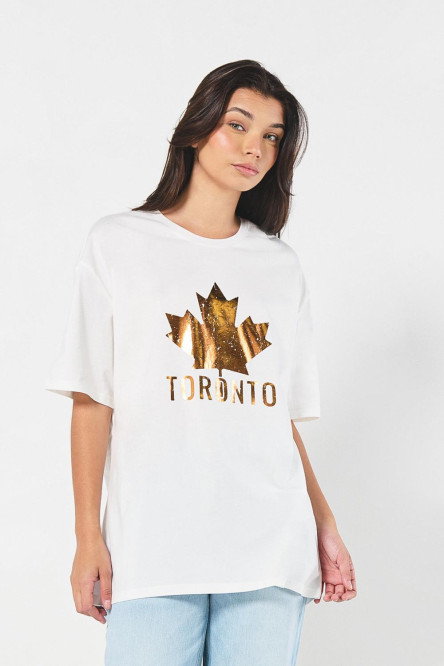 Camiseta oversize crema con diseño college brillante