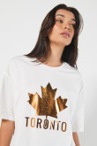 Camiseta oversize crema con diseño college brillante