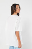 Camiseta oversize crema con diseño college brillante